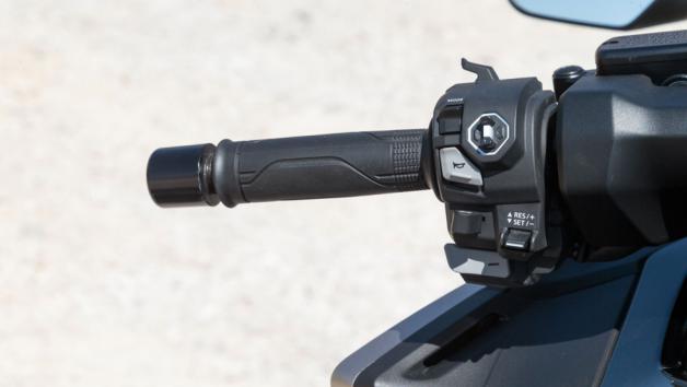 Ένας νέος σταυρός 4 κατευθύνσεων με οπίσθιο φωτισμό αναλαμβάνει την πλοήγηση στις επιμέρους ρυθμίσεις του μενού της οθόνης, δύο επιπλέον διακόπτες ενεργοποίησης και αυξομείωσης μαρτυρούν την προσθήκη cruise control.