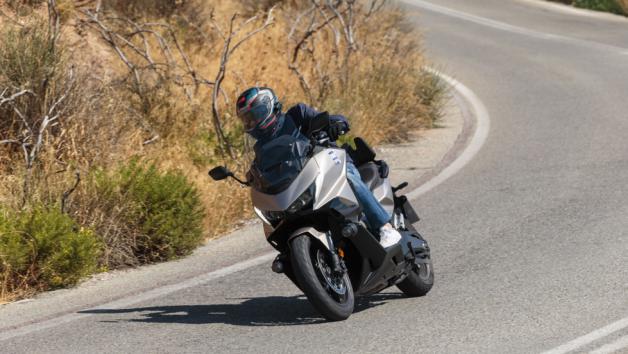 Η διαχείριση του συμπλέκτη από στάση και στις χαμηλές στροφές είναι υποδειγματική, σε αναστροφές ή επιτόπιους ελιγμούς το φρεσκορυθμισμένο DCT είναι απαλό σα μετάξι αυξάνοντας την ευκολία χρήσης όταν κινείσαι σε πολυσύχναστες οδούς της πόλης.