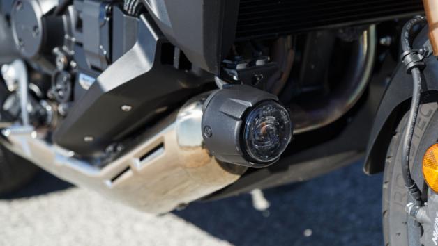 Στον προαιρετικό εξοπλισμό θα βρεις φυσικά πολλές προσθήκες, προσανατολισμένες στο να κάνουν το ταξίδι σου πιο άνετο όπως κεντρική βαλίτσα, προβολάκια και πολλά άλλα.