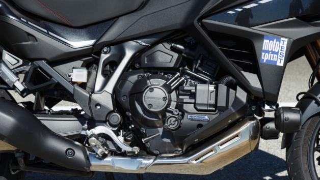 Η ισχύς του παραμένει στα 102 άλογα στις 7.500σαλ, ενώ αυξημένη είναι η ροπή, που φτάνει τα 112 Nm, χαμηλότερα μάλιστα στις μόλις 5.500σαλ. Αυτό έχει επιτευχθεί χάρη στη νέα σχεδίαση του στροφάλου και την αύξηση της σχέσης συμπίεσης από το 10,1:1 στο 10,5:1. Η ιαπωνική φίρμα λοιπόν κατάφερε να αυξήσει κατά 7% τη ροπή και στις χαμηλές στροφές, ενώ η ρύθμιση εξαιρετική του ψεκασμού με το σύστημα Throttle by Wire είναι εξαιρετική.