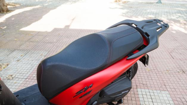  άνεση ενισχύεται από τη φαρδιά σέλα με ποιοτική επένδυση, ενώ το ύψος της, στα 805 χιλιοστά, διευκολύνει την πρόσβαση στο έδαφος. 