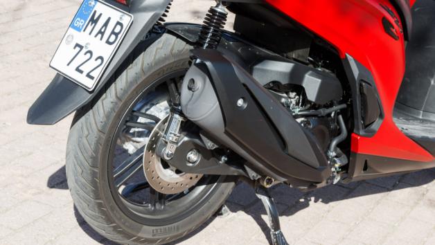 Το μεταξόνιο του είναι στα 1.452 χιλιοστά, το τιμόνι έχει γωνία στροφής 45 μοίρες, το εμπρός ελαστικό είναι 110/70-16 και το πίσω 130/70-16 με το δικάναλο ABS να επενεργεί σε μονούς δίσκους, 256 χιλιοστών, της Nissin.