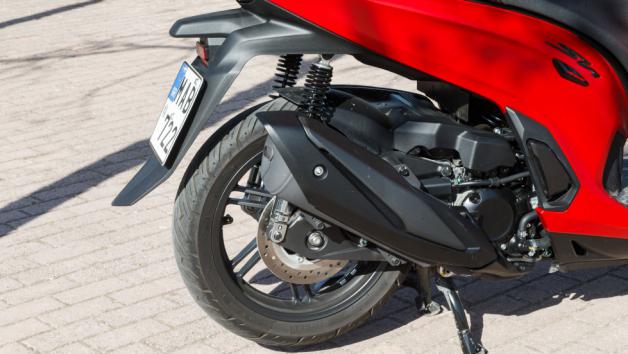 Είναι υδρόψυκτος, μονοκύλινδρος με μονό εκκεντροφόρο επικεφαλής και 4 βαλβίδες, αποδίδει ισχύ 29,5 ίππων στις 7.500 σ.α.λ. με μέγιστη ροπή 3,2 kg-m στις 5.250 σ.α.λ. ενώ συμμορφώνεται πλήρως με τους κανονισμούς Euro5+.