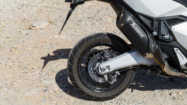 Μιλώντας για το αυτόματο κιβώτιο διπλού συμπλέκτη, η τεχνολογία αυτή της Honda αριθμεί 17 χρόνια παραγωγής της και πάνω από 230.000 πωλήσεις μοτοσυκλετών με DCT.