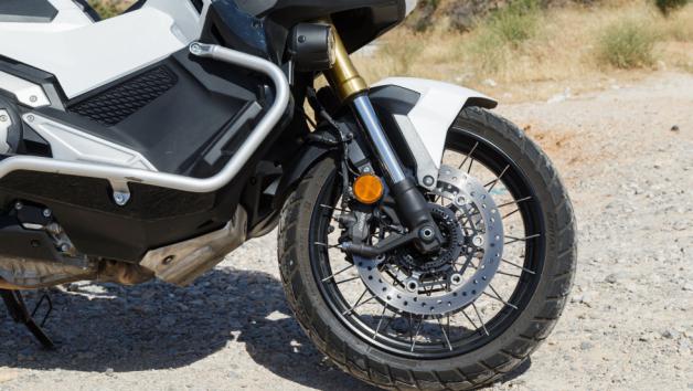 Στα φρένα, την επιβράδυνση αναλαμβάνουν 2 δίσκοι 296 χιλιοστών με 4πίστονες δαγκάνες εμπρός και ένας δίσκος 240 χιλιοστών με δαγκάνα ενός εμβόλου πίσω, πάντα υπό την επίβλεψη δικάναλου ABS. 