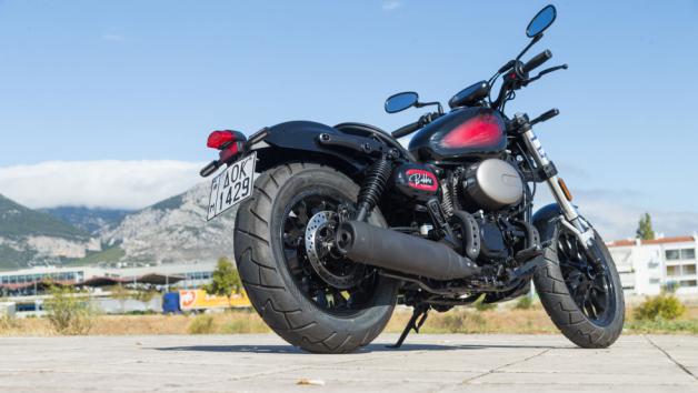 Παρά το compact μέγεθός της, η Hyosung έχει δώσει έμφαση στο προφίλ και στη στήριξη ώστε ο αναβάτης να έρχεται σε σωστή επαφή με τη μοτοσυκλέτα.