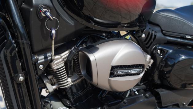 Η επιλογή της Hyosung να χρησιμοποιήσει δικύλινδρο V-Twin σε ένα 125άρι δεν είναι απλώς αισθητική ή marketing· αποτελεί βασικό στοιχείο της ταυτότητάς του, καθώς προσφέρει πιο ισορροπημένη λειτουργία και πιο «γεμάτη» μηχανική παρουσία.