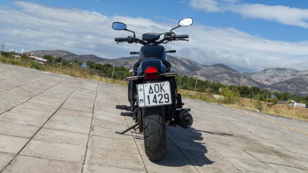 Το μεταξόνιο των 1.425 mm και το χαμηλό ύψος σέλας διαμορφώνουν τη χαρακτηριστική γεωμετρία του μοντέλου, με μακρύ προφίλ και χαμηλό κέντρο μάζ