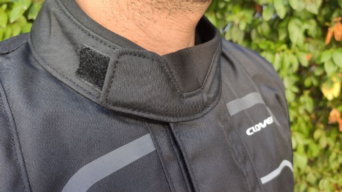 Το κολάρο του λαιμού κλείνει με velcro και έχει neoprene στο τελείωμά του.