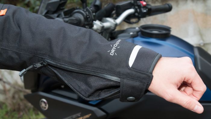 Στο τελείωμα του μανικιού υπάρχει neoprene για μεγαλύτερη άνεση. Στο τελείωμα του μανικιού υπάρχει neoprene για μεγαλύτερη άνεση.