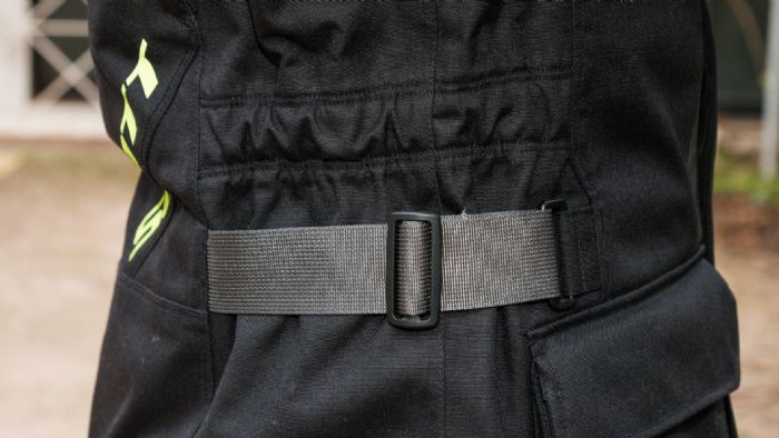 Στη μέση υπάρχουν ιμάντες ρύθμισης. Στη μέση υπάρχουν ιμάντες ρύθμισης.