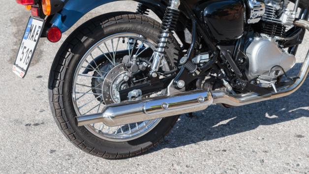 Η λειτουργία του κινητήρα χαρακτηρίζεται από έναν ρυθμικό παλμό, που παραπέμπει άμεσα στην αίσθηση των κλασικών W, ενώ η εξάτμιση τύπου peashooter έχει ρυθμιστεί να παράγει βαθύ μπάσο ήχο με έντονη παρουσία στις επιταχύνσεις. 