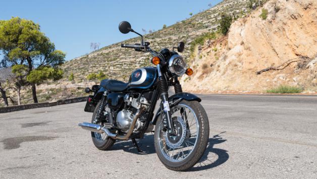 Στον τομέα της πέδησης, η W230 εξοπλίζεται με μονό δίσκο 265 χιλιοστών εμπρός με διπίστονη δαγκάνα και μονό δίσκο 220 χιλιοστών πίσω με μονοπίστονη δαγκάνα.