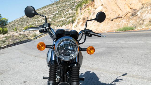 Η Kawasaki έχει δώσει προσοχή στις λεπτομέρειες, από τα πτερύγια της κυλινδροκεφαλής μέχρι τα ρετρό φώτα, δημιουργώντας μια εικόνα που ισορροπεί ανάμεσα στη νοσταλγία και τη σύγχρονη προσεγμένη συναρμολόγηση.