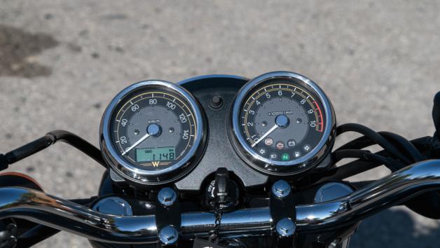 Η εργονομία ενισχύεται από τα όργανα σε ρετρό στυλ που αναγράφουν χιλιόμετρα και στροφές του κινητήρα, με δύο στρογγυλούς μετρητές που φιλοξενούν στο κέντρο τους μια μικρή LCD οθόνη όπου αναγράφει τις απαραίτητες ενδείξεις.