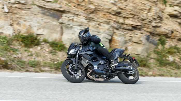 Την επιβράδυνση του Ζ7 αναλαμβάνουν δαγκάνες δύο εμβόλων σε συνεργασία με διπλά δισκόφρενα 300 χιλιοστών μπροστά και ένα δίσκο 220 χιλιοστών πίσω, με το σύστημα KIBS να έχει συνδυαστική λειτουργία αντιμπλοκαρίσματος και στους δύο τροχούς. 