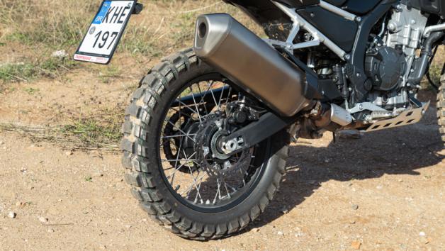 Η μοτοσυκλέτα διαθέτει φυσικά δικάναλη μονάδα ABS, της οποίας η λειτουργία μπορεί να απενεργοποιηθεί και στους 2 τροχούς (ή μόνο πίσω). 