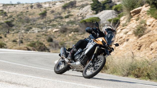 Χαμηλό βάρος, μεγάλες διαδρομές αναρτήσεων και 21-18 τροχοί, το τρίπτυχο που κάνει το Kove 800X Rally - απόλαυση στην χωμάτινη οδήγηση. 