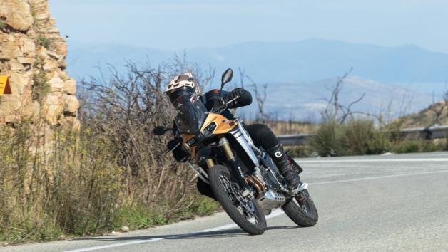 Είναι να αναρωτιέσαι πώς με αυτό τον μικρό καταλύτη και τον αρκετά δυνατό ήχο, κατάφερε να αποκτήσει την ευρωπαϊκή έγκριση! Η λειτουργία του είναι στρωτή και εμφανίζει γραμμικότητα στην απόδοση ισχύος, της οποίας τα αποθέματα δεν ξεμένουν μέχρι και τον κόφτη. Είναι ένας εύστροφος και ελαφρύς κινητήρας, ο οποίος θα σου χαρίσει γερές δόσεις αδρεναλίνης.