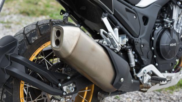 Η μέγιστη ισχύς φτάνει τους 48 ίππους στις 8.500 σ.α.λ., ενώ η ροπή αποδίδεται στα 45 Nm στις 7.000 σ.α.λ.. Η τροφοδοσία γίνεται μέσω συστήματος Bosch EFI, το οποίο εξασφαλίζει ομαλή λειτουργία και σταθερή παροχή καυσίμου.