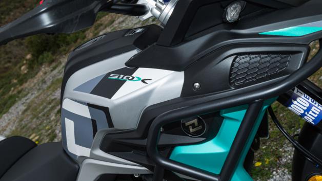 Τα πλαϊνά κάγκελα και η ποδιά επιτρέπουν στον αναβάτη να οδηγεί τη μοτοσυκλέτα με περισσότερη αυτοπεποίθηση όταν οι συνθήκες δυσκολεύουν.