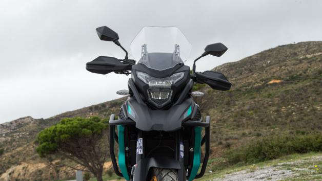 Το φέρινγκ είναι καθαρά adventure σε ύφος, με χούφτες και αλουμινένια ποδιά που δηλώνουν ότι το Maverick δεν προορίζεται μόνο για άσφαλτο.