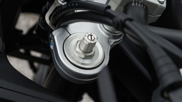 Οι αναρτήσεις φέρουν την υπογραφή KYB, με ανεστραμμένο πιρούνι 41 mm και διαδρομή 195 mm μπροστά, και monoshock με μοχλικό πίσω.