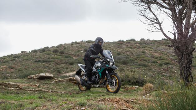 Ωστόσο, το βάρος της γίνεται αντιληπτό σε πολύ κλειστές ή τεχνικές χωμάτινες διαδρομές, όπου απαιτείται περισσότερη προσπάθεια για αλλαγές κατεύθυνσης ή διόρθωση πορείας.