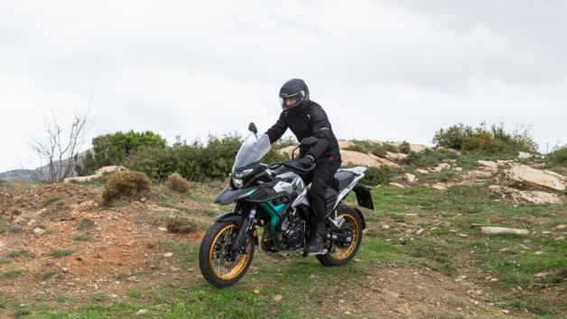 Στο χώμα, η Maverick 510X είναι ικανή για ήπιες και μέτριας δυσκολίας διαδρομές. Η απόσταση από το έδαφος, οι αναρτήσεις και τα ελαστικά της επιτρέπουν χαλαρό off-road χωρίς άγχος, με καλή πρόσφυση και σταθερό «πάτημα» σε πατημένο τερέν.