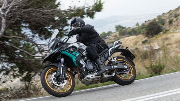 Παρά το μέγεθος και το μεταξόνιο της, η Maverick στρίβει εύκολα. Το τιμόνι έχει καλή αίσθηση, οι αλλαγές κατεύθυνσης γίνονται γρήγορα και το μοντέλο είναι πολύ «παιχνιδιάρικο» στις στροφ