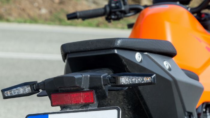 Η μίνιμαλ ουρά δεν διαθέτει φωτιστικό σώμα, καθώς τα πίσω προειδοποιητικά φλας έχουν αναλάβει και αυτό το ρόλο. 