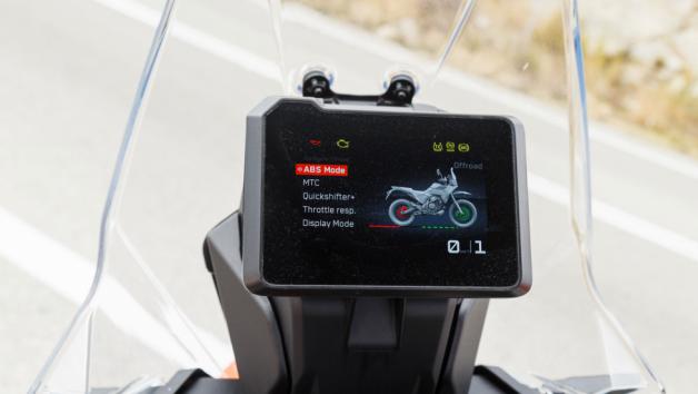 Η έκδοση Χ εξοπλίζεται με LCD οθόνη