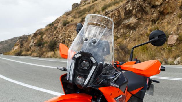 ηλή σιλουέτα με λεπτή μέση και μίνιμαλ ουρά δημιουργούν ένα ψαρωτικό σύνολο που μοιάζει ετοιμοπόλεμο για κάθε συνθήκη. Αυτό επικυρώνεται από τις χούφτες, την καρίνα, το ψηλό εμπρός φτερό και τις μπότες του πιρουνιού που δημιουργούν ένα πλαίσιο προστασίας έναντι στη σκληρή χρήση. 