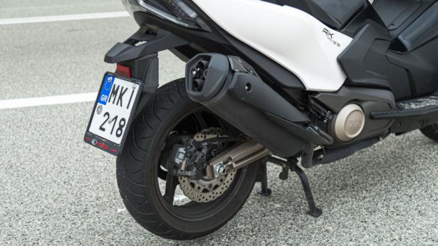 Εμπνευσμένο από μοτοσυκλέτα, το αλουμινένιο διαιρούμενο πλαίσιο φέρει τον κινητήρα στο κέντρο του, ενώ το επίσης αλουμινένιο ψαλίδι συνεργάζεται με έκκεντρα τοποθετημένο monoshock αμορτισέρ το οποίο δεν επιδέχεται ρυθμίσεων.