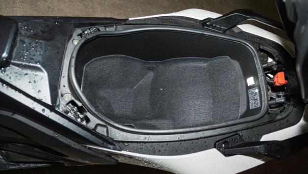 Ο αποθηκευτικός χώρος έχει παραμείνει ίδιος και μπορεί να φιλοξενήσει ένα full face κράνος και μερικά πράγματα ακόμη, ενώ έξτρα χώρο προσφέρει το ντουλαπάκι στη δεξιά μεριά της ποδιάς που δεν κλειδώνει, αλλά έχει θύρα USB.