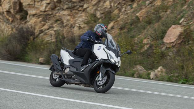 Είναι ταχύτερο από τον προκάτοχο του overall αλλά και πιο οικονομικό καθώς το μοτέρ δουλεύει πιο στρωτά και ξεκούραστα. Χάρη στην άμεση απόκριση της καλοκουρδισμένης μετάδοσης ξεκινάει δυνατά και κρατάει γρήγορο ρυθμό μέχρι τα 130, χωρίς σημάδια εγκατάλειψης ούτε κοντά στην τελική των 170+ χλμ./ώρα.