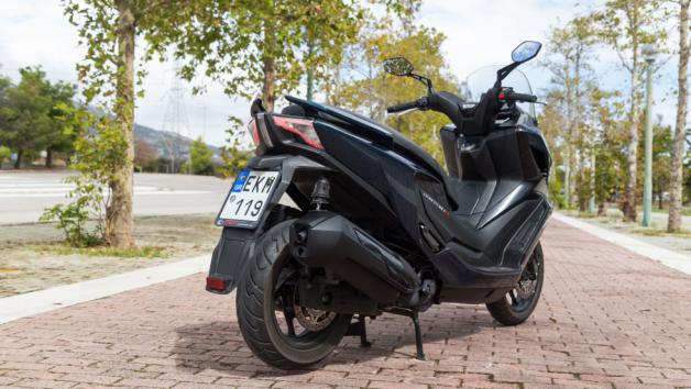 Το πλαίσιο είναι σωληνωτό και κατασκευασμένο από ατσάλι ώστε να παρέχει την απαιτούμενη ακαμψία, ενώ το κεντρικά τοποθετημένο ρεζερβουάρ βελτιώνει την κατανομή βάρους. 