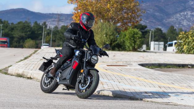Οι αναρτήσεις είναι ρυθμισμένες προς το μαλακό, αλλά η σπορ συμπεριφορά είναι παρούσα.