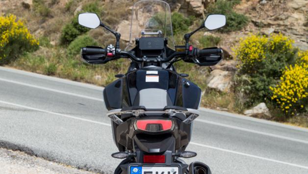 Στο πίσω μέρος έχει τοποθετηθεί ένα LED φωτιστικό σώμα, ίδιο με αυτό που βρίσκουμε και στον μεγαλύτερο αδερφό 800ΜΤ.