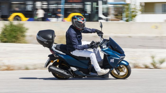 Στις μετρήσεις μας, το scooter πέτυχε 0-50 χλμ./ώρα σε 4,4 δευτερόλεπτα, 0-80 χλμ./ώρα σε 12,2 δευτερόλεπτα και 40-80 χλμ./ώρα σε 9 δευτερόλεπτα, δείχνοντας πως έχει ό,τι χρειάζεται για την κίνηση της πόλης, αλλά και ότι μπορεί να σταθεί επαρκώς σε λίγο πιο απαιτητικές διαδρομές.