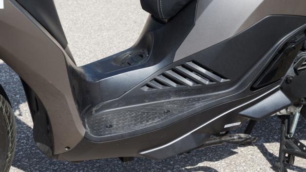 Είναι αρκετά άνετο, τοποθετεί τα πόδια σωστά στο επίπεδο πάτωμα και δημιουργεί σωστές γωνίες για να μην ταλαιπωρείσαι εάν διανύεις περισσότερα χιλιόμετρα μέσα στη μέρα.