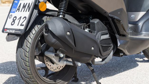 Επίσης, φέρει καλορυθμισμένο traction control που δεν παρεμβαίνει αχρείαστα – βοήθησε σε βρεγμένους και ολισθηρούς δρόμους.