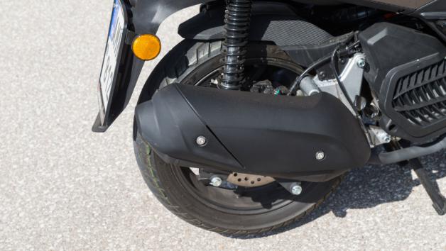 Η μετάδοση του γίνεται με ιμάντα, η λειτουργία του είναι αθόρυβη στις χαμηλομεσαίες στροφές και η επιτάχυνση του είναι πέρα για πέρα γραμμική.