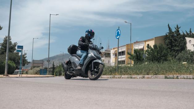 Φυσικά η μικρή διαφορά στα κυβικά σε σχέση με την κατηγορία των 125κ.εκ., είναι αυτή που θα σε πάει με ζωηράδα στο επόμενο φανάρι, ενώ παράλληλα θα κινηθείς με ευκολία στον αυτοκινητόδρομο, ακόμα και με δεύτερο άτομο επάνω στη σέλα. 