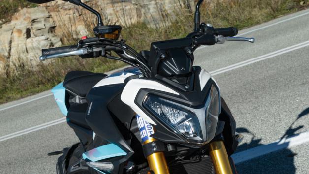 Το μούτρο με τον διπλό προβολέα, έχει ένα τριγωνικό σχήμα που «στενεύει» προς τα κάτω και δίνει στη μοτοσυκλέτα ένα επιθετικό ύφος, ενώ τα δύο μικρά πτερύγια εκατέρωθεν είναι μία εξαιρετική αισθητική προσθήκη, που αναδεικνύει την βαρύτητα που αποδίδεται στο Design.