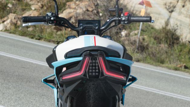 Η πίσω όψη του είναι άκρως φουτουριστική, ενώ οι διαιρούμενοι αλουμινένιοι τροχοί με 5 ακτίνες είναι κομψοί και ενισχύουν τον σπορ χαρακτήρα του. 