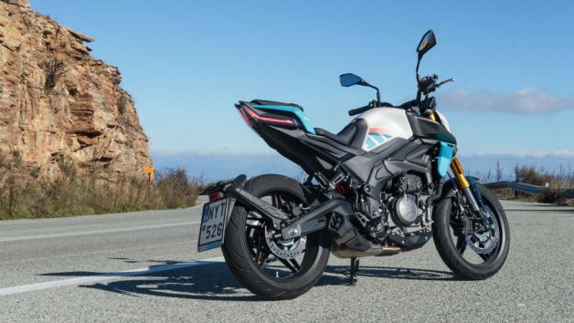 Το πλαίσιο και το υποπλαίσιο είναι βαμμένα σε έντονο κόκκινο χρώμα, ενισχύοντας τη δυναμική εμφάνιση, ενώ το συνολικό βάρος της μοτοσυκλέτας διαμορφώνεται στα 175 κιλά γεμάτη. 