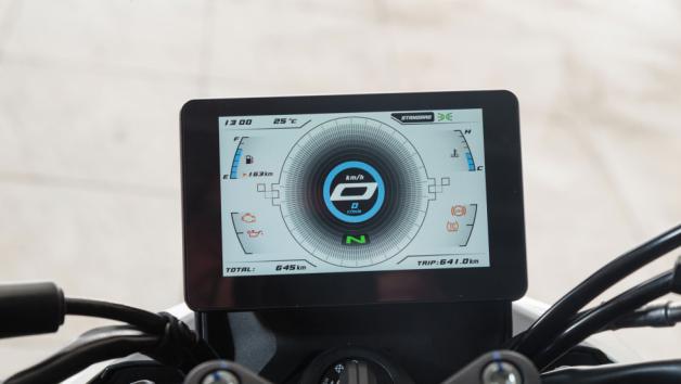 Στον πίνακα οργάνων του F352 συναντάμε μία έγχρωμη TFT οθόνη 5 ιντσών, με υψηλή φωτεινότητα και καθαρή απεικόνιση πληροφοριών. 