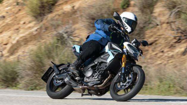 Μπορεί οι αναρτήσεις να έχουν ελαφρώς σκληρή ρύθμιση και αυτό είναι κάτι που σίγουρα θα νιώσεις στους γεμάτους κακοτεχνίες δρόμους της χώρας μας, εξυπηρετούν όμως έτσι και την σπορ οδήγηση, ικανοποιώντας ακόμα και πιο απαιτητικούς αναβάτες σε αυτό τον τομέα. 