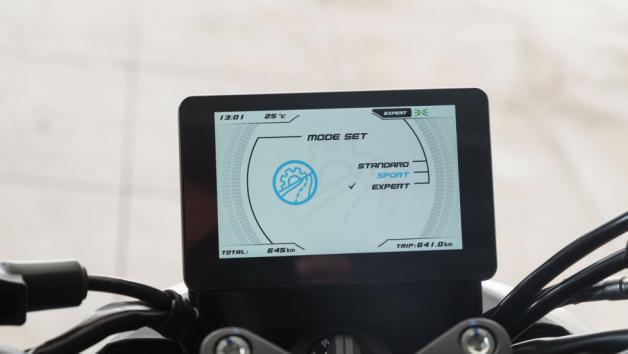 Το μενού είναι εύχρηστο και λογικά δομημένο, ενώ υπάρχει δυνατότητα συνδεσιμότητας μέσω της εφαρμογής Morbidelli Connect, εφόσον επιλεγεί η προσθήκη του T-Box.